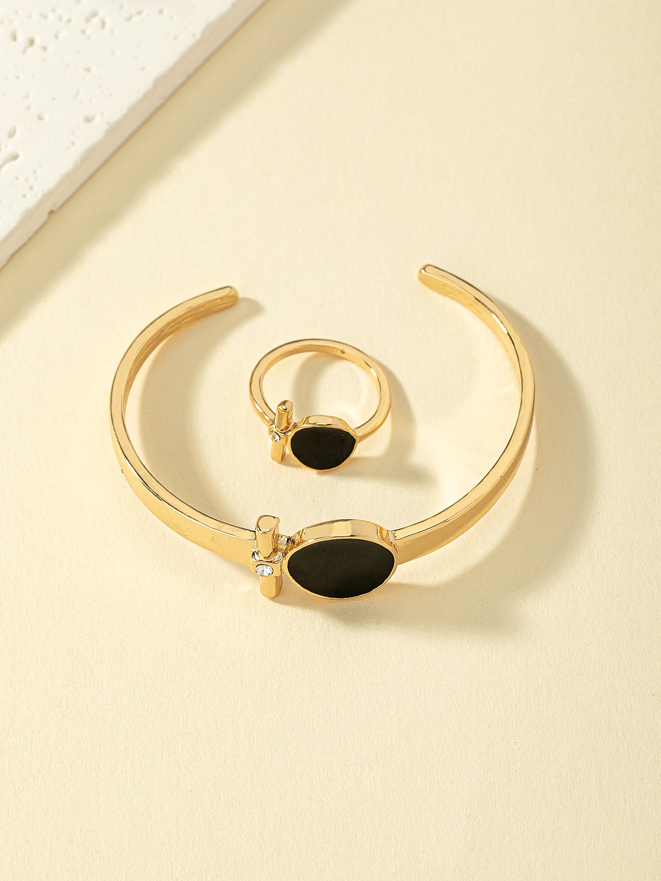 Fashionable, Personalized, Exquisite and Luxurious Bracelet and Ring Set - Image 2