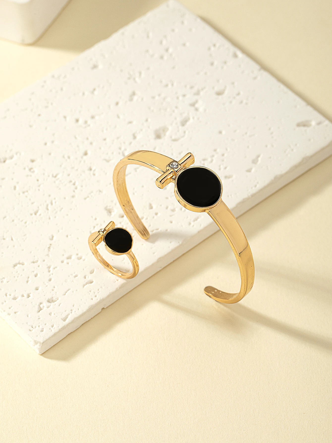 Fashionable, Personalized, Exquisite and Luxurious Bracelet and Ring Set - Image 3