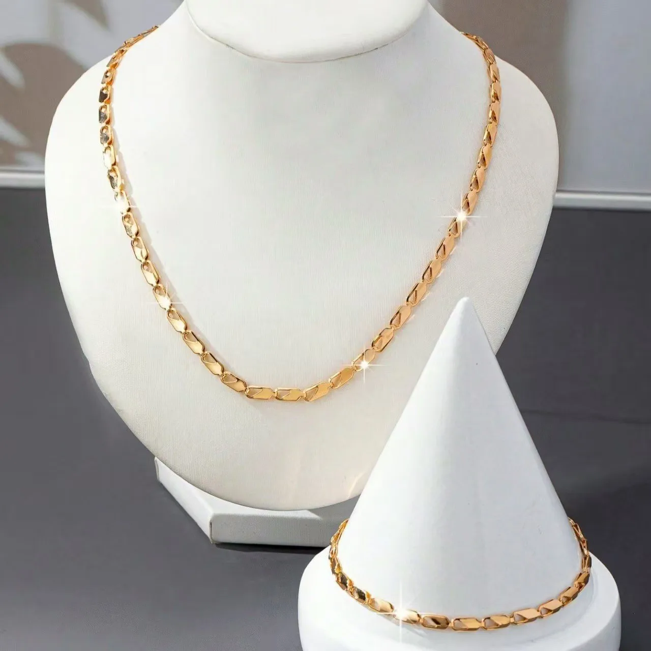 A Set of Sexy and Luxurious Women's Necklaces and Bracelets, a Fashionable and Versatile Women's Jewelry Set - Image 5